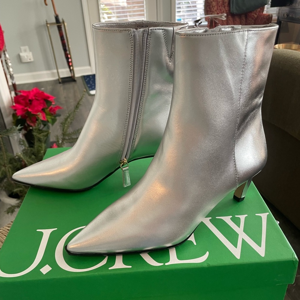 NWT/NWB Stevie ankle boots, metallic silver leather, size 7-M